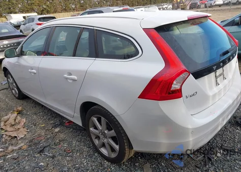 2017 Volvo V60 T5 Platinum z USA, uszkodzony, nr VIN YV140MEM7H1361357